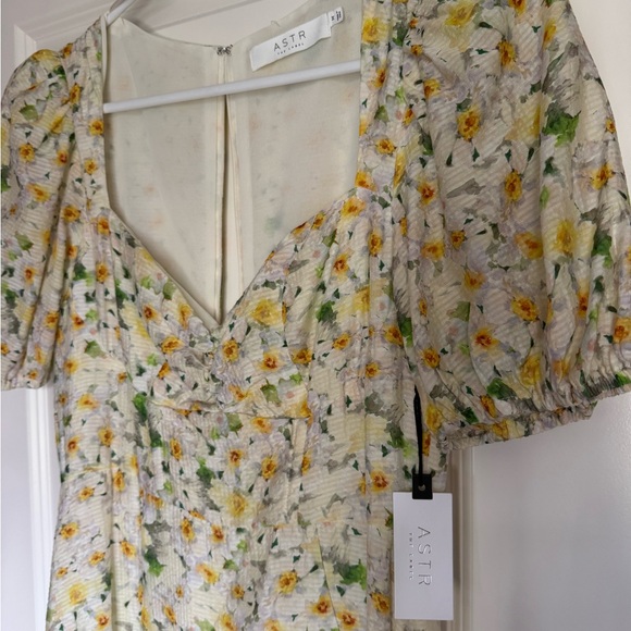 NEW ASTR The Label $130 Sweetheart
Puff Sleeve Floral Midi Dress - Picture 6 of 7